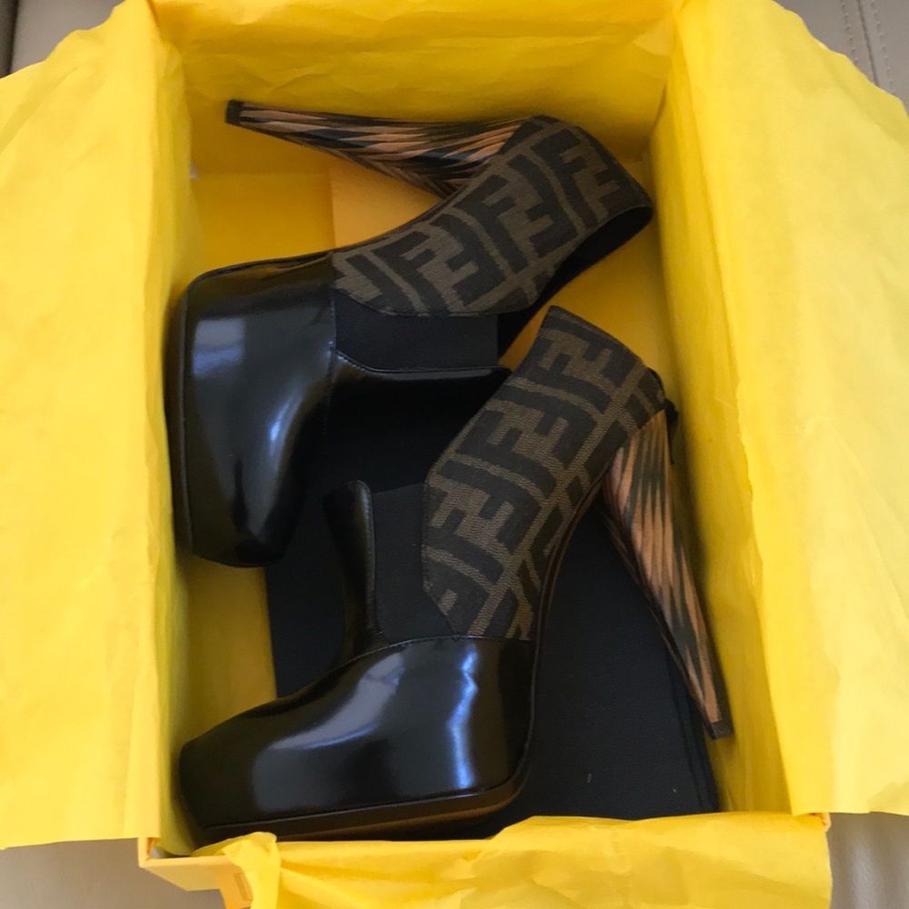 💥 SALE 💥 Fendi pumps/booties size 38.5/8.5
